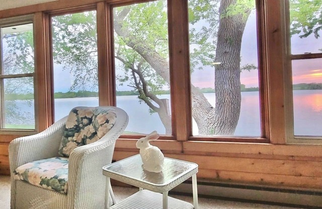 The Lakehouse - Entire Home & Private Lakeshore