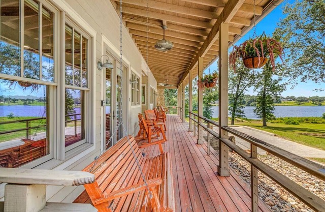 The Lakeside Giddy Up Getaway - Explore Lindale's Wineries and Canton Trade Days