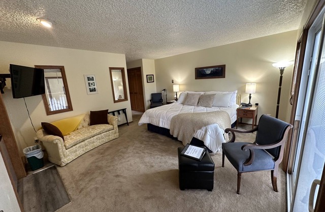 The Lewis River Salmon Shores - Waterfront View & Fishing, Book It Now!