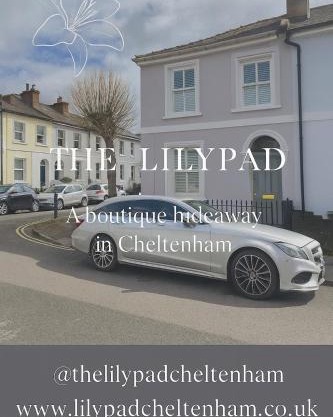 The Lily Pad - Boutique Townhouse, a short walk to Town Center and Racecourse