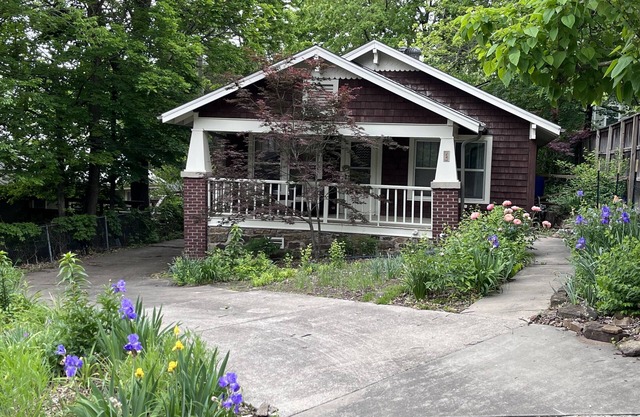 The "Little House on the Hill"- Near Downtown Fayetteville and the U of A