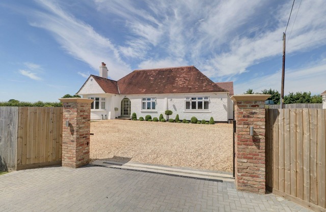 THE LITTLE PADDOCK, pet friendly, with hot tub in Malmesbury