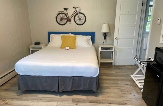 THE LITTLE VILLAGE , Queen Room 111