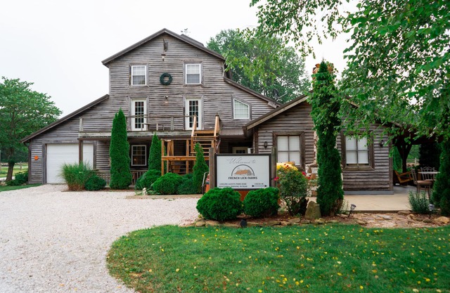 The Lodge - Cozy farm stay with hot tub & breathtaking views 10 min to FL & WBS