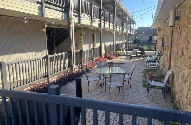 THE LODGE. Hotel suite, fitness room, Pool. In Runaway Bay on Lake Bridgeport