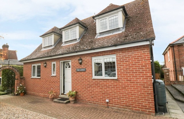 THE LODGE OFF HIGH STREET, pet friendly, with a garden in Hadleigh