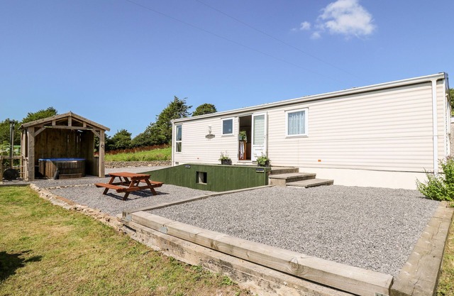 THE LODGE, pet friendly, country holiday cottage in Pontyates