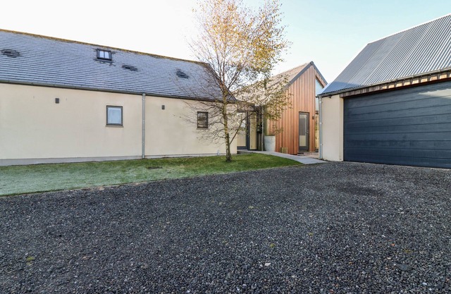 THE LODGE, pet friendly, with open fire in Westhill