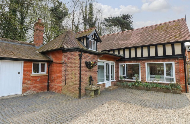 THE LODGE, pet friendly, with open fire in Hoveton & Wroxham