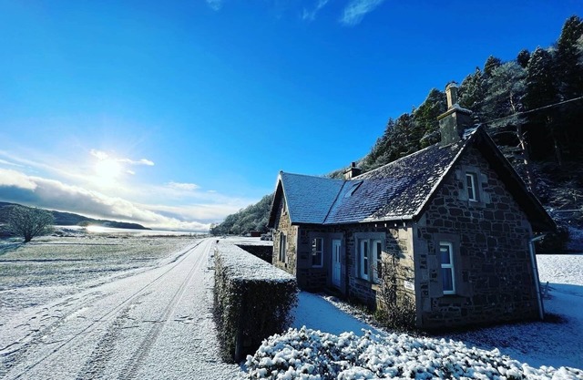 The Lodge Sleeps 6 - Private Cosy Cottage, Pets Welcome, Large Garden
