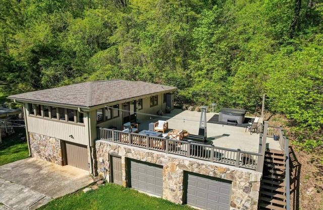 The Loft - Lounge with Grill and Hot Tub!