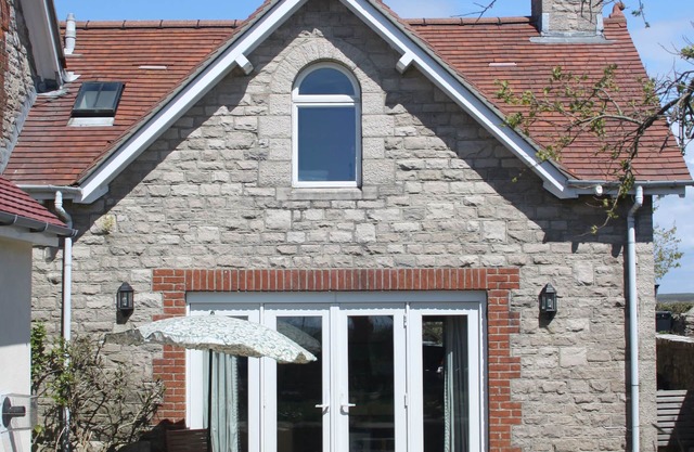 The Lookout - panoramic views; log fire; ONE-dog-friendly, NOT 2, local beaches.