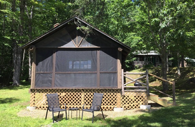 The Love Nest - a Cozy Lakefront Log Cabin