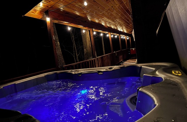 The LucKY Lodge: Hot Tub! New Build, 11 Miles to Natural Bridge