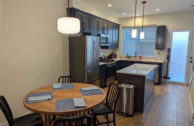 The LuLu Belle - Charming and Modern 2BR, 2.5B Condo John's Landing, Portland