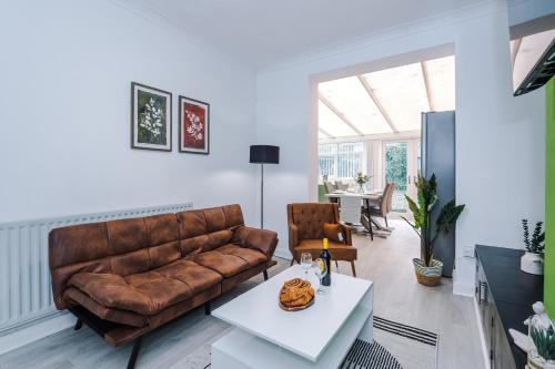 The Lyme Lounge by Parydise Properties - Spacious & Cosy 3BR with Free Parking - Perfect for Business & Family