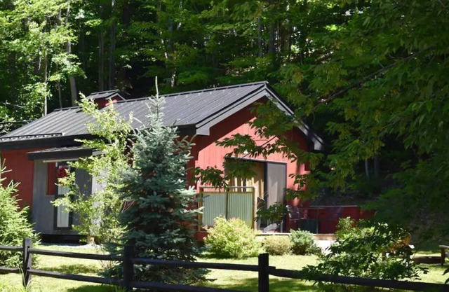 “The Maple Moose”, modern cabin near Woodstock
