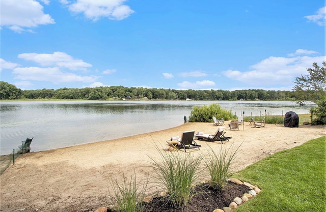 The Maple & Oak - Lakefront Home with Private Beach