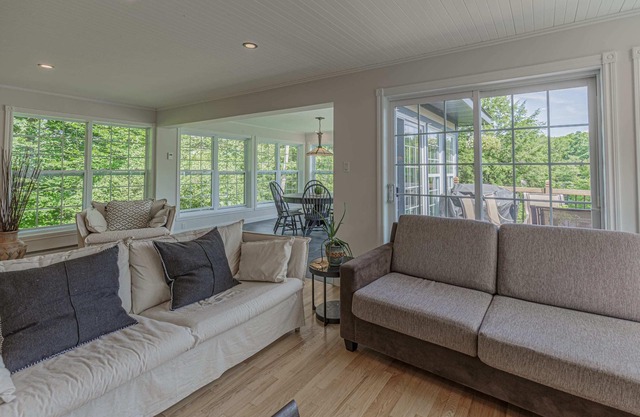 The Mariposa - stunning waterfront with hot tub!