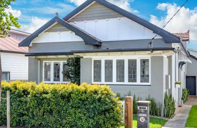 The Merewether Beach Bungalow - 150m from Merewether Beach