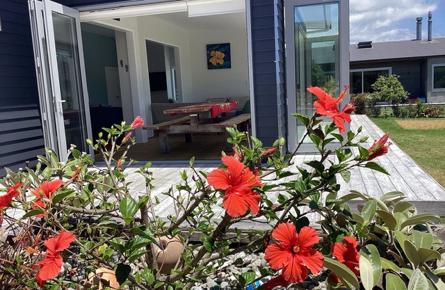 The Missing Jandal - Great Family Bach. only 80m via private walkway to beach.