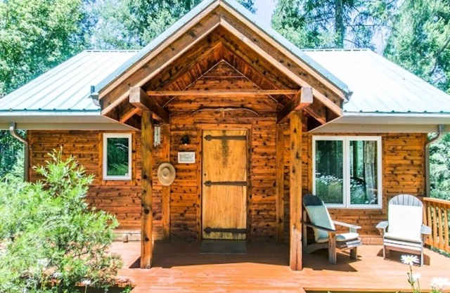 The Most Romantic Creekside Cabin - with Hot Tub and Privacy
