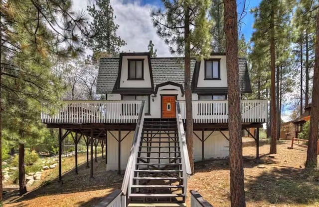 The Mountain Treehouse + Jacuzzi + Large Backyard!