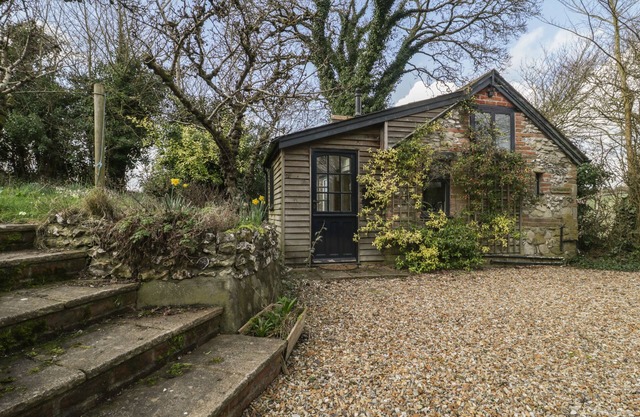 THE MOUSE HOUSE, pet friendly, with a garden in Milton Abbas