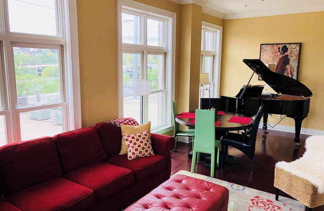 The Musicians Loft on Dickson Street | One block from UofA Campus!