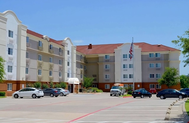 The Mustangs of Las Colinas & Museum Tour! Unit with Kitchen, Pets Allowed!
