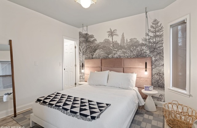 The Neighborhood Hotel - Lincoln Park Coach House - One Bedroom