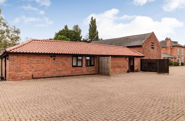 THE NEST BOX, pet friendly, character holiday cottage in Diss