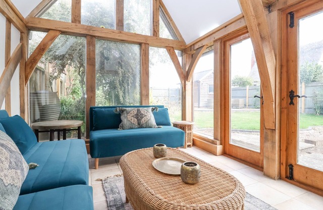 THE NOOK, pet friendly, character holiday cottage in Long Melford