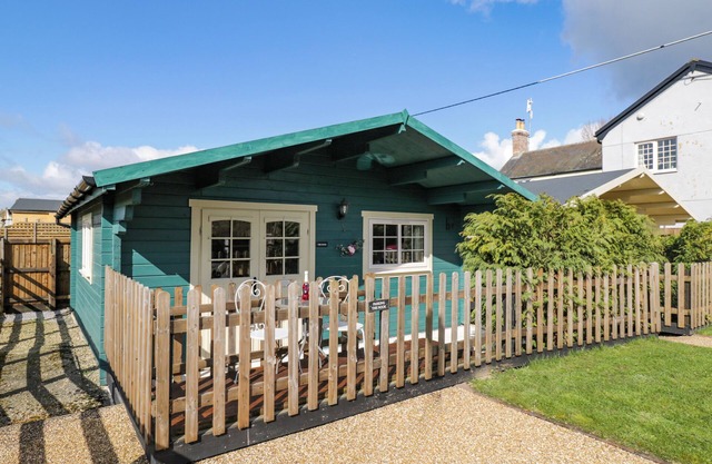 THE NOOK, pet friendly, with a garden in Royal Wootton Bassett