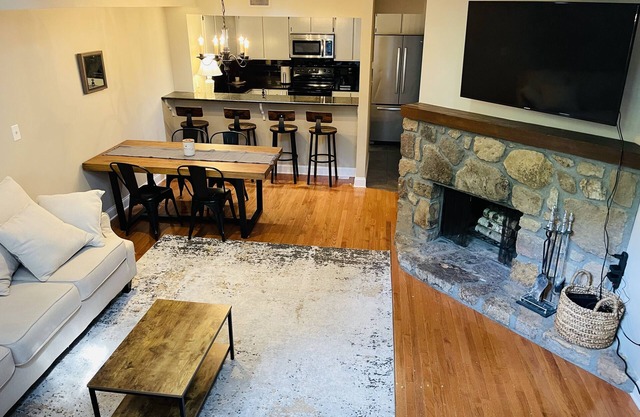 The Northridge Nook - 2 Bedroom + patio