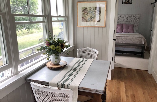 The Nugget- Perfect 1 bedroom cottage. Across from Mackerel Cove, Johnson Field.