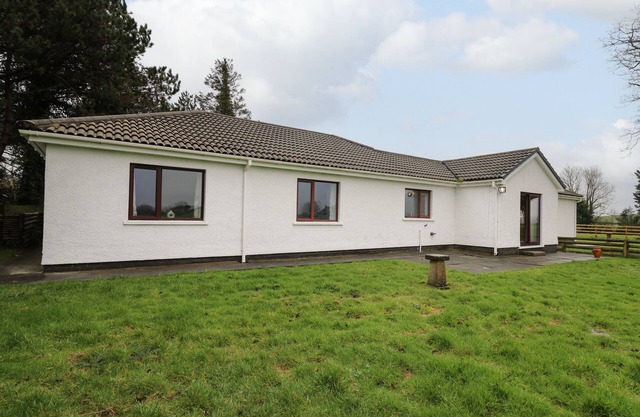 THE OAKS, pet friendly, with a garden in St Clears