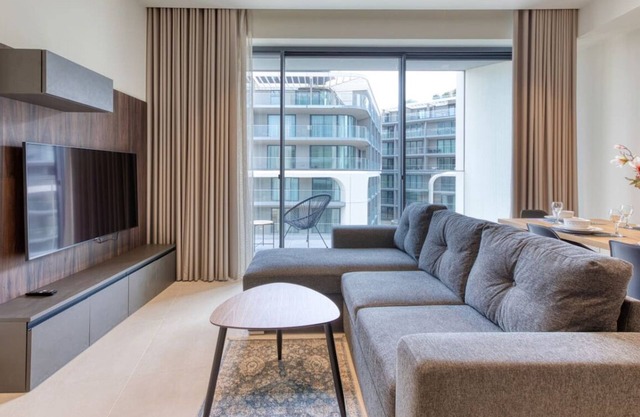 The Official Mercury Tower Suite - Pool, WIFI & AC