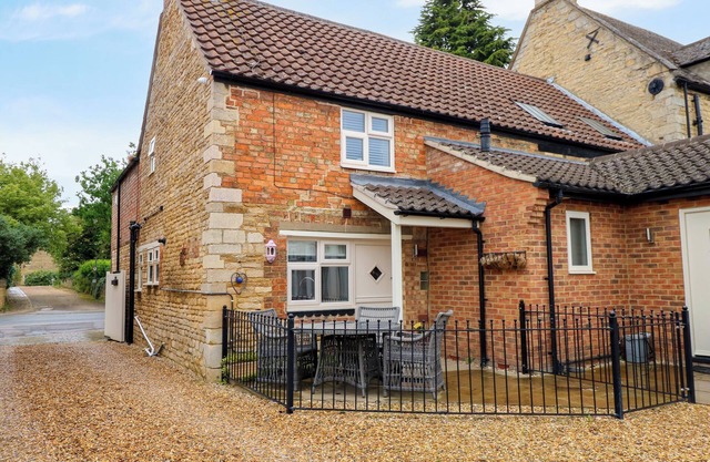 THE OLD BAKERY COTTAGE, pet friendly, with a garden in Peterborough