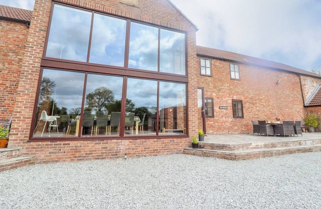 THE OLD BARN, family friendly, with pool in Great Driffield