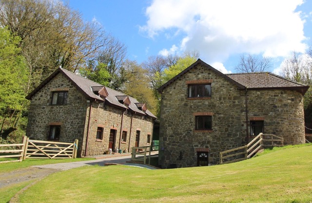 The Old Barn - Sleeps 4 Adults, 2 Children (+ 1 Infant.) Surrounded by over 450 acres of Organic far