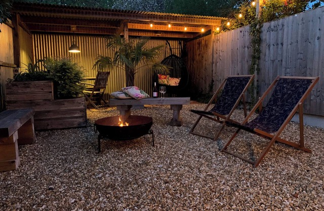 THE OLD BREWHOUSE & PIGGERY, romantic, with a garden in Shalfleet