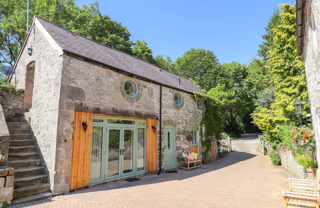 THE OLD COACH HOUSE, family friendly in Llanarmon-Yn-Ial