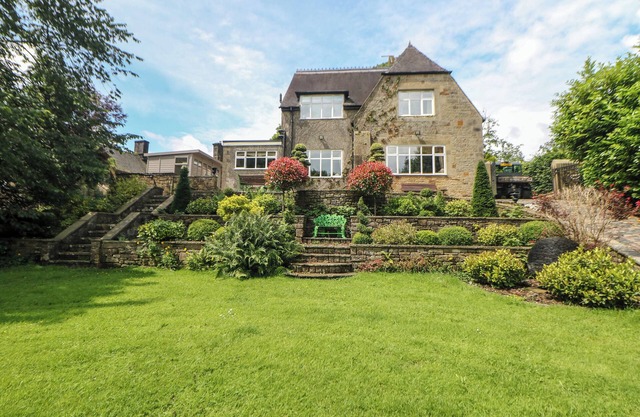 THE OLD COACH HOUSE, pet friendly, with a garden in Hartington