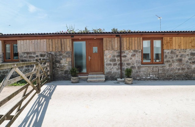 THE OLD COW SHED, romantic, country holiday cottage in Banwell