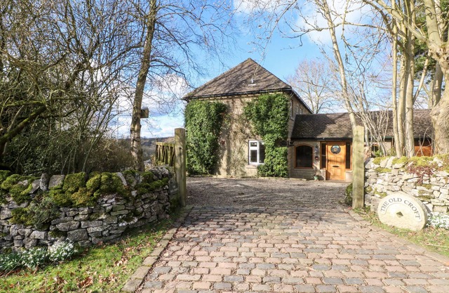 THE OLD CROFT, pet friendly, character holiday cottage in Hartington