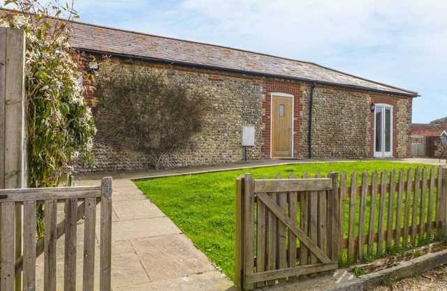 THE OLD DAIRY, pet friendly, character holiday cottage in Angmering