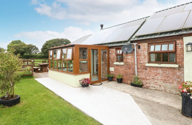 THE OLD FARM SHOP, pet friendly, with hot tub in Narberth