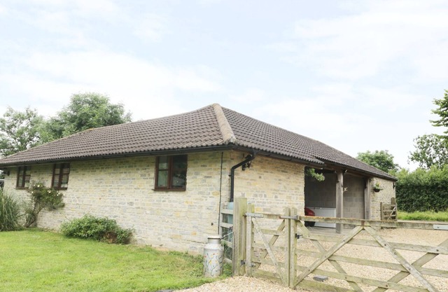 THE OLD GOAT BARN AT TROUT COTTAGE, pet friendly in Somerton