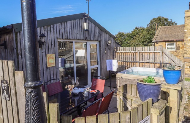 THE OLD HEN SHED, pet friendly, with hot tub in Haworth